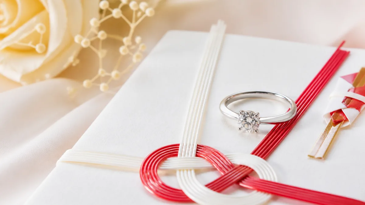 婚約指輪の刻印とは?入れる人の割合と込められる意味の解説画像